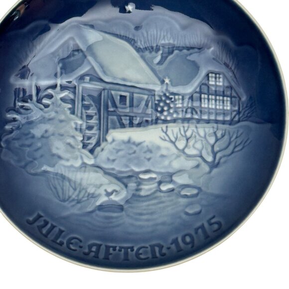 1975 Bing & Grøndahl Christmas Plate "Christmas at the Old Water Mill" 9075 - Picture 2 of 4
